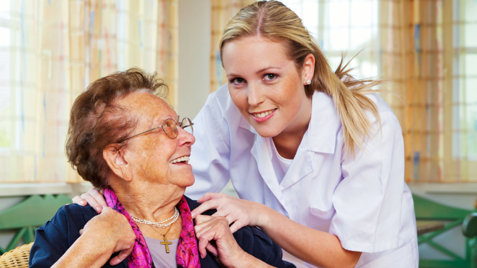 Berufsrecht: Was dürfen zweijährig examinierte Altenpfleger:innen nach altem Landesrecht?-Vorschaubild